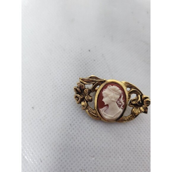 Vintage Victorian Lady Cameo Brooch Metal Floral Red Gold Tone Pin Jewelry - Picture 3 of 7